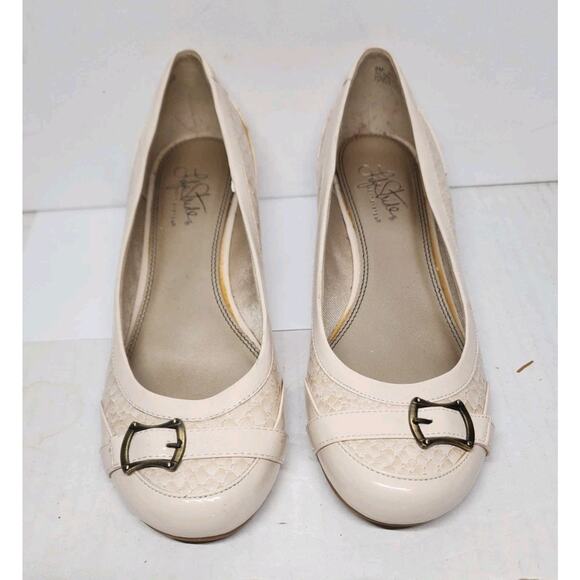 Lifestride Women’s 9M Slip Ons Cream Snake Skin Texture W/ Buckle Low Wedge Heel - Picture 1 of 14